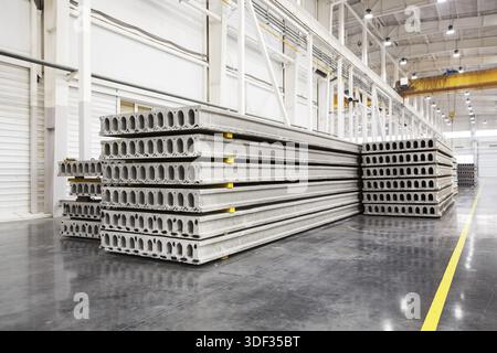 Stapel von vorgefertigten Stahlbeton Platten in einem Hausbau Werkshalle Stockfoto