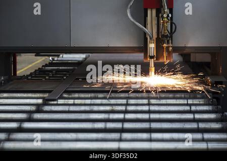 Industrielle Cnc-Plasma-Schneiden von Metall-Teller Stockfoto