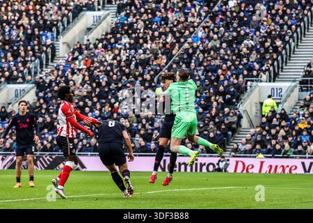 Everton-Torhüter Jordan Pickford schlägt den Ball vor dem Tor und schlägt Nathan Patterson aus Everton beim Spiel der dritten Runde des Emirates FA Cup Everton gegen Sunderland im Hill Dickinson Stadium, Liverpool, Großbritannien, 10. Januar 2026 (Foto: Alfie Cosgrove/News Images) Stockfoto