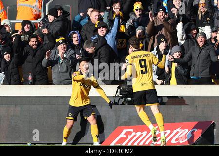 Wolverhampton, Großbritannien, 10. Januar 2026. Jørgen Strand Larsen of Wolves (9) und Hwang Hee-chan of Wolves feiern, nachdem er beim Emirates FA Cup Spiel zwischen Wolverhampton Wanderers und Shrewsbury Town FC im Molineux Stadium das erste Tor seiner Mannschaft erzielte. Gustavo Pantano/Alamy Live News Stockfoto