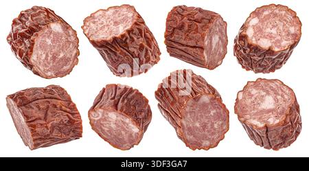 Polnische Kielbasa-Scheiben, gehackte geräucherte Wurst isoliert auf weißem Hintergrund mit Schnittpfad, volle Schärfentiefe Stockfoto