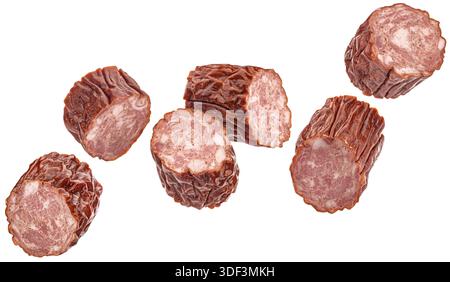 Fallende polnische Kielbasa-Scheiben, gehackte geräucherte Wurst isoliert auf weißem Hintergrund mit Schneideweg, volle Schärfentiefe Stockfoto