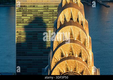 Erhöhte Aussicht auf die Art déco-Krone des Chrysler Building bei spätem Sonnenlicht und das Hauptquartier der Vereinten Nationen in Midtown Manhattan, New York City Stockfoto
