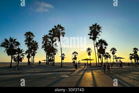 Kalifornien, USA, 29. September 2024, Blick auf einige Menschen bei Sonnenuntergang auf dem Ocean Front Walk, Venice Beach Stockfoto