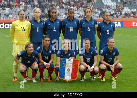 Fußball - Frauen-Weltmeisterschaft 5-7-11 Frankreich USA Monchengladbach Deutschland Frankreich Mannschaftsfoto. 16. Berangere Sapowicz, 11. Laure Lepailleur, 4. Laura Geo Stockfoto