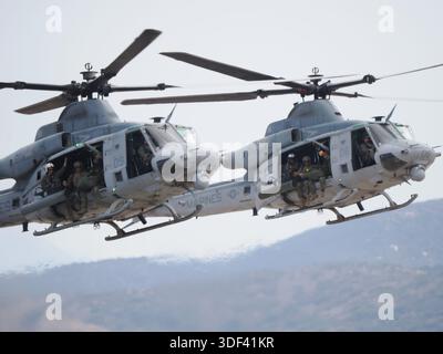 San Diego, Kalifornien, USA - 28. September 2025: Zwei US Marine Corps Bell UH-1Y Venom Helikopter fliegen in einer engen, Ebenen Formation während einer MAGTF DE Stockfoto