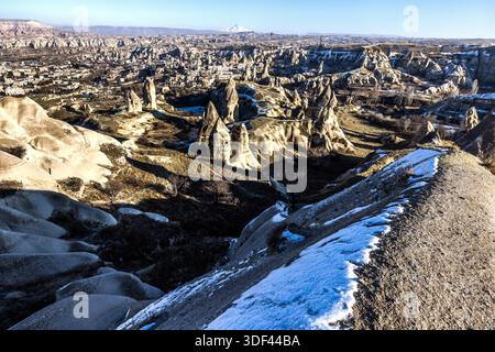 Schneebedeckte Feenkamine erheben sich in der Winterlandschaft von Nevşehir Merkez, Nevşehir, Türkiye Stockfoto