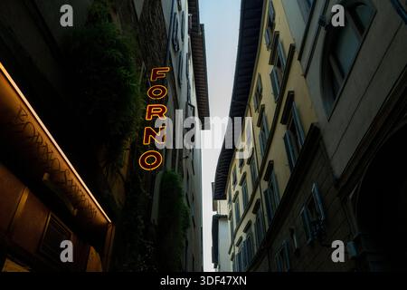 Neonschild mit der Aufschrift „Forno“ auf einer schmalen Straße in Florenz, Italien. Stockfoto