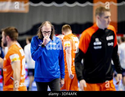 ALMERE - der niederländische Trainer Staffan Olsson nach der Niederlage gegen Norwegen im Handballspiel der Golden League. Die Handballspieler bereiten sich auf die Europameisterschaft vor. SEM VAN DER WAL / ANP Stockfoto