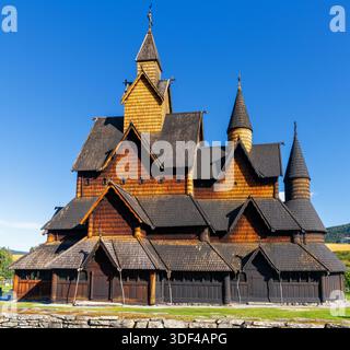 Heddal, Norwegen - 15. August 2025: Blick auf die historische hölzerne Heddal Stave Church im norwegischen Telemark Stockfoto