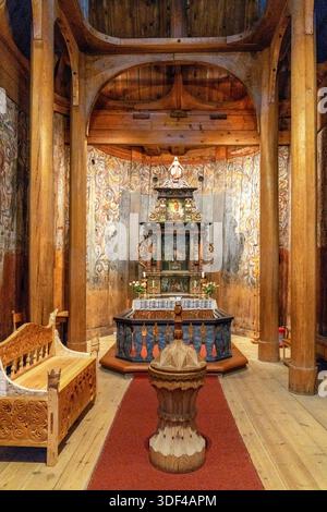 Heddal, Norwegen - 15. August 2025: Innenansicht des Mittelschiffs und des Altars der historischen Heddal Stabkirche in Norwegen Stockfoto