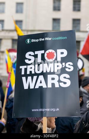 London, Großbritannien. Januar 2026. Demonstranten versammeln sich vor der Downing Street in Whitehall, um gegen die jüngsten US-Militäraktionen in Venezuela zu protestieren und Widerstand gegen das zu äußern, was Organisatoren als Einmischung in lateinamerikanische Angelegenheiten bezeichnen. Die Teilnehmer trugen Plakate und Flaggen, darunter venezolanische Nationalfarben, als Teil einer Kundgebung, die ein Ende der ausländischen Intervention und die Achtung der venezolanischen Souveränität forderte. Der Protest kommt inmitten einer internationalen Debatte über US-Operationen, die die Führung Venezuelas und die Kontrolle über die Ölvorkommen des Landes zum Ziel haben. Quelle: Sinai Images/Alamy Live News Stockfoto