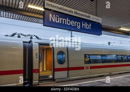 Kältewelle am Hauptbahnhof Nürnberg ein ICE steht mit geöffneter Tür am Hauptbahnhof Nürnberg. Trotz winterliche Wetterlage mit Schneefall, Glätte und strengem Frost kam es es am Nachmittag nur zu wenigen Zugausfällen und überschaubaren Verspätungen. Der Deutsche Wetterdienst warnte weiterhin vor Glätte in Bayern. Nürnberg Bayern Deutschland *** Kaltschnappschuss am Nürnberger Hauptbahnhof ein ICE-Zug steht mit offener Tür am Nürnberger Hauptbahnhof Trotz winterlicher Witterungsbedingungen mit Schneefall, vereisten Witterungsbedingungen und starkem Frost gab es nur wenige Zugausfälle und überschaubare Verspätungen Stockfoto