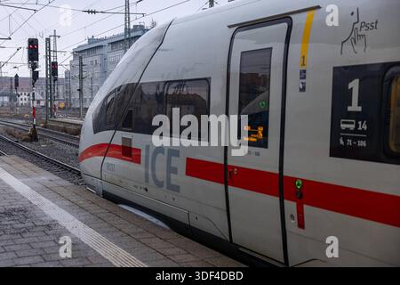 Kältewelle am Hauptbahnhof Nürnberg ein ICE der Deutschen Bahn steht bei winterlicher Witterung am Hauptbahnhof Nürnberg. Die erste Klasse ist im Vordergrund sichtbar. Trotz Glätte, Frost und Schneefall bleiben der Zugverkehr in Bayern überwiegend stabil. Der Deutsche Wetterdienst warnte weiterhin vor gefährlicher Straßenglätte. Nürnberg Bayern Deutschland *** Kaltschnappschuss am Nürnberger Hauptbahnhof bei winterlichem Wetter steht Ein ICE-Zug der Deutschen Bahn am Nürnberger Hauptbahnhof im Vordergrund trotz Eiswetter, Frost und Schneefall ist im Vordergrund die erste Klasse zu sehen, der Zugverkehr in Bayern bleibt in Bayern la Stockfoto