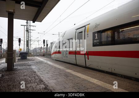 Kältewelle am Hauptbahnhof Nürnberg ein ICE der Deutschen Bahn steht bei nassem Winterwetter im Bereich der ersten Klasse am Hauptbahnhof Nürnberg. Trotz anhaltender Warnungen vor Frost, Glätte und Schneefall durch den Deutschen Wetterdienst läuft der Bahnverkehr überwiegend stabil. Nürnberg Bayern Deutschland *** Kaltschnappschuss am Nürnberger Hauptbahnhof Ein ICE-Zug der Deutschen Bahn steht bei nassem Winterwetter im ersten Klassenbereich am Nürnberger Hauptbahnhof Trotz anhaltender Frostwarnung, Eiswetterwarnung und Schneefall durch den Deutschen Wetterdienst ist der Bahnverkehr meist stabil Stockfoto