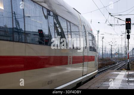 Kältewelle am Hauptbahnhof Nürnberg ein ICE steht bei nasser Witterung am Hauptbahnhof Nürnberg vor einem roten Signal. Wegen Schneefall, Glätte und Frost warnten den Deutschen Wetterdienst vor Verkehrsbehinderungen in Bayern. Der Zugverkehr in Nürnberg verläuft trotz der Wetterlage weitgehend stabil. Nürnberg Bayern Deutschland *** Kaltschnappschuss am Nürnberger Hauptbahnhof vor einem roten Signal steht bei Nässe am Nürnberger Hauptbahnhof der Deutsche Wetterdienst warnt vor Verkehrsstörungen in Bayern durch Schneefall, Vereisung und Frost Stockfoto