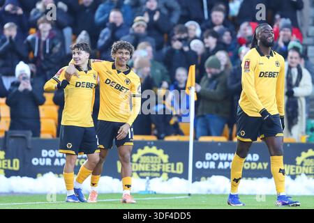 Wolverhampton, Großbritannien, 10. Januar 2026. Rodrigo Gomes und Pedro Lima von den Wolves feiern, nachdem er beim Emirates FA Cup Spiel zwischen Wolverhampton Wanderers und Shrewsbury Town FC im Molineux Stadium das fünfte Tor seiner Mannschaft erzielte. Gustavo Pantano/Alamy Live News Stockfoto