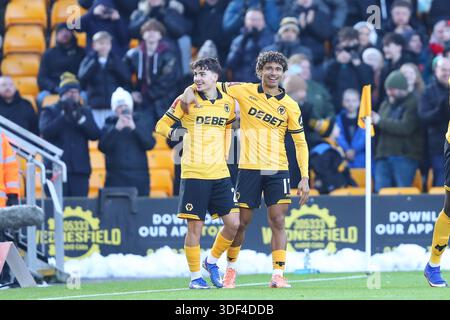 Wolverhampton, Großbritannien, 10. Januar 2026. Rodrigo Gomes und Pedro Lima von den Wolves feiern, nachdem er beim Emirates FA Cup Spiel zwischen Wolverhampton Wanderers und Shrewsbury Town FC im Molineux Stadium das fünfte Tor seiner Mannschaft erzielte. Gustavo Pantano/Alamy Live News Stockfoto