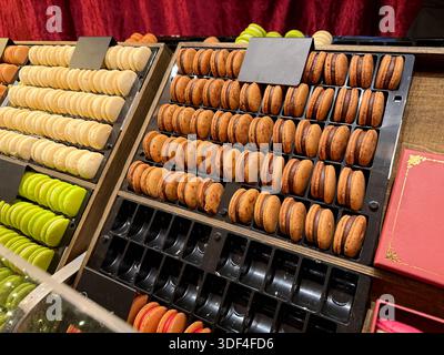 Bunte Macarons in einer Reihe auf dem Kaffeekocher. Stockfoto
