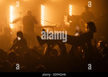 Crowd-Surfen vor der Bühne während des Konzerts. Stockfoto