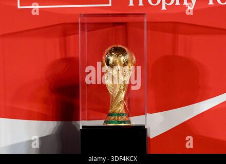 Neu-Delhi, Indien. Januar 2026. NEW DELHI, INDIEN - 10. JANUAR: Ein Bild der Trophäe der FIFA-Weltmeisterschaft während einer Enthüllung am 10. Januar 2026 in Neu-Delhi, Indien. Vor der FIFA-Weltmeisterschaft 2026, die am 11. Juni starten sollte, kam die ursprüngliche Trophäe im Rahmen ihrer Welttournee in Indien an. Während der dreitägigen Indien-Tour wird die Trophäe zwei Tage lang in Delhi sein, bevor sie nach Guwahati in Assam gebracht wird. (Foto von Ishant Chauhan/Hindustan Times/SIPA USA) Credit: SIPA USA/Alamy Live News Stockfoto