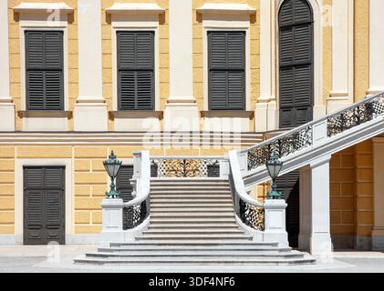 Architektonisches Außendetail des barocken Schlosses Schönbrunn in Wien, Österreich, Vorderansicht der Gebäudefassade mit Treppenhaus Stockfoto