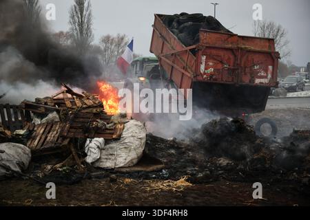© PHOTOPQR/VOIX DU NORD/PIERRE ROUANET; 10/01/2026; HENSIES, 10/01/2026. Deuxieme jour du blocage de la frontiere franco belge de Saint Aybert Hensies, sur l'autoroute A2, par des agriculteurs belges et francais (Syndicats Jeunes Agriculteurs, FNSEA, FDSA, ja, FJA et leurs soutiens et familles). UN mouvement de colere contre la Signature du traite de libre echange MERCOSUR entre l'Union europeenne et l'Amerique latine. FOTO PIERRE ROUANET LA VOIX DU NORD FRANKREICH. Demonstration der französischen Landwirte nach der Politik der Schlachtung von Kühen trotz Impfung gegen DNC??(Contagic Nodu Stockfoto