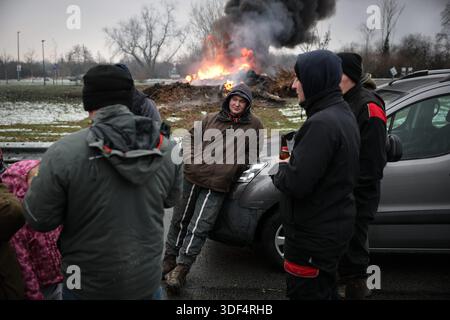 © PHOTOPQR/VOIX DU NORD/PIERRE ROUANET; 10/01/2026; HENSIES, 10/01/2026. Deuxieme jour du blocage de la frontiere franco belge de Saint Aybert Hensies, sur l'autoroute A2, par des agriculteurs belges et francais (Syndicats Jeunes Agriculteurs, FNSEA, FDSA, ja, FJA et leurs soutiens et familles). UN mouvement de colere contre la Signature du traite de libre echange MERCOSUR entre l'Union europeenne et l'Amerique latine. FOTO PIERRE ROUANET LA VOIX DU NORD FRANKREICH. Demonstration der französischen Landwirte nach der Politik der Schlachtung von Kühen trotz Impfung gegen DNC??(Contagic Nodu Stockfoto
