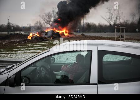 © PHOTOPQR/VOIX DU NORD/PIERRE ROUANET; 10/01/2026; HENSIES, 10/01/2026. Deuxieme jour du blocage de la frontiere franco belge de Saint Aybert Hensies, sur l'autoroute A2, par des agriculteurs belges et francais (Syndicats Jeunes Agriculteurs, FNSEA, FDSA, ja, FJA et leurs soutiens et familles). UN mouvement de colere contre la Signature du traite de libre echange MERCOSUR entre l'Union europeenne et l'Amerique latine. FOTO PIERRE ROUANET LA VOIX DU NORD FRANKREICH. Demonstration der französischen Landwirte nach der Politik der Schlachtung von Kühen trotz Impfung gegen DNC??(Contagic Nodu Stockfoto