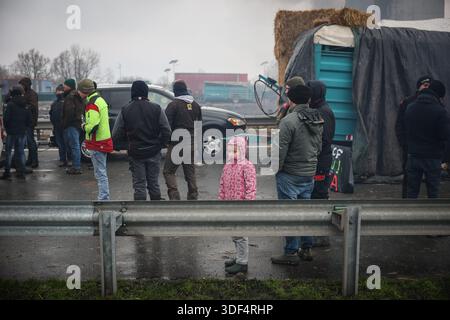© PHOTOPQR/VOIX DU NORD/PIERRE ROUANET; 10/01/2026; HENSIES, 10/01/2026. Deuxieme jour du blocage de la frontiere franco belge de Saint Aybert Hensies, sur l'autoroute A2, par des agriculteurs belges et francais (Syndicats Jeunes Agriculteurs, FNSEA, FDSA, ja, FJA et leurs soutiens et familles). UN mouvement de colere contre la Signature du traite de libre echange MERCOSUR entre l'Union europeenne et l'Amerique latine. FOTO PIERRE ROUANET LA VOIX DU NORD FRANKREICH. Demonstration der französischen Landwirte nach der Politik der Schlachtung von Kühen trotz Impfung gegen DNC??(Contagic Nodu Stockfoto