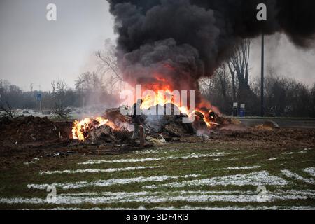 © PHOTOPQR/VOIX DU NORD/PIERRE ROUANET; 10/01/2026; HENSIES, 10/01/2026. Deuxieme jour du blocage de la frontiere franco belge de Saint Aybert Hensies, sur l'autoroute A2, par des agriculteurs belges et francais (Syndicats Jeunes Agriculteurs, FNSEA, FDSA, ja, FJA et leurs soutiens et familles). UN mouvement de colere contre la Signature du traite de libre echange MERCOSUR entre l'Union europeenne et l'Amerique latine. FOTO PIERRE ROUANET LA VOIX DU NORD FRANKREICH. Demonstration der französischen Landwirte nach der Politik der Schlachtung von Kühen trotz Impfung gegen DNC??(Contagic Nodu Stockfoto