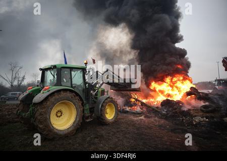 © PHOTOPQR/VOIX DU NORD/PIERRE ROUANET; 10/01/2026; HENSIES, 10/01/2026. Deuxieme jour du blocage de la frontiere franco belge de Saint Aybert Hensies, sur l'autoroute A2, par des agriculteurs belges et francais (Syndicats Jeunes Agriculteurs, FNSEA, FDSA, ja, FJA et leurs soutiens et familles). UN mouvement de colere contre la Signature du traite de libre echange MERCOSUR entre l'Union europeenne et l'Amerique latine. FOTO PIERRE ROUANET LA VOIX DU NORD FRANKREICH. Demonstration der französischen Landwirte nach der Politik der Schlachtung von Kühen trotz Impfung gegen DNC??(Contagic Nodu Stockfoto