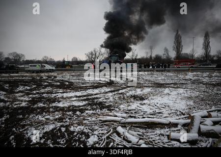 © PHOTOPQR/VOIX DU NORD/PIERRE ROUANET; 10/01/2026; HENSIES, 10/01/2026. Deuxieme jour du blocage de la frontiere franco belge de Saint Aybert Hensies, sur l'autoroute A2, par des agriculteurs belges et francais (Syndicats Jeunes Agriculteurs, FNSEA, FDSA, ja, FJA et leurs soutiens et familles). UN mouvement de colere contre la Signature du traite de libre echange MERCOSUR entre l'Union europeenne et l'Amerique latine. FOTO PIERRE ROUANET LA VOIX DU NORD FRANKREICH. Demonstration der französischen Landwirte nach der Politik der Schlachtung von Kühen trotz Impfung gegen DNC??(Contagic Nodu Stockfoto