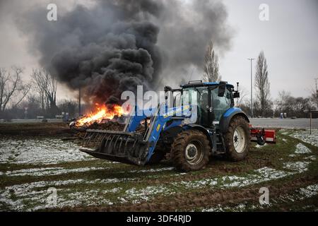 © PHOTOPQR/VOIX DU NORD/PIERRE ROUANET; 10/01/2026; HENSIES, 10/01/2026. Deuxieme jour du blocage de la frontiere franco belge de Saint Aybert Hensies, sur l'autoroute A2, par des agriculteurs belges et francais (Syndicats Jeunes Agriculteurs, FNSEA, FDSA, ja, FJA et leurs soutiens et familles). UN mouvement de colere contre la Signature du traite de libre echange MERCOSUR entre l'Union europeenne et l'Amerique latine. FOTO PIERRE ROUANET LA VOIX DU NORD FRANKREICH. Demonstration der französischen Landwirte nach der Politik der Schlachtung von Kühen trotz Impfung gegen DNC??(Contagic Nodu Stockfoto