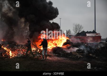 © PHOTOPQR/VOIX DU NORD/PIERRE ROUANET; 10/01/2026; HENSIES, 10/01/2026. Deuxieme jour du blocage de la frontiere franco belge de Saint Aybert Hensies, sur l'autoroute A2, par des agriculteurs belges et francais (Syndicats Jeunes Agriculteurs, FNSEA, FDSA, ja, FJA et leurs soutiens et familles). UN mouvement de colere contre la Signature du traite de libre echange MERCOSUR entre l'Union europeenne et l'Amerique latine. FOTO PIERRE ROUANET LA VOIX DU NORD FRANKREICH. Demonstration der französischen Landwirte nach der Politik der Schlachtung von Kühen trotz Impfung gegen DNC??(Contagic Nodu Stockfoto