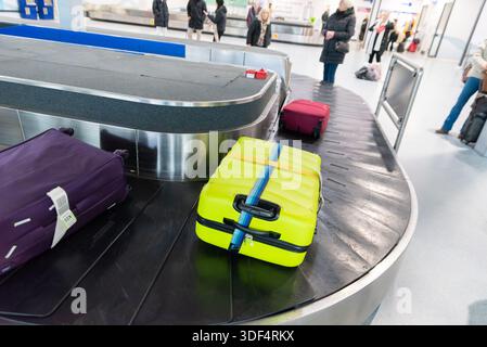 Koffer, Taschen, Gepäck auf dem Gepäckkarussell am Flughafen London Southend, Essex, Großbritannien. Gepäckabholung in der Halle, Karussellgürtel Stockfoto