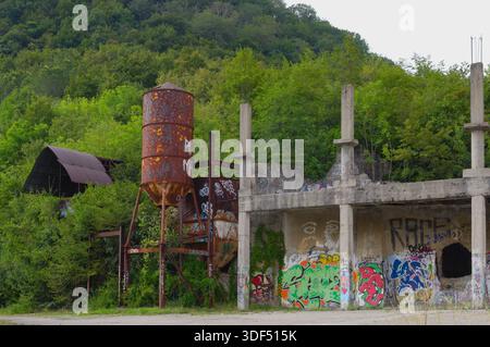 Verlassenes Silo und Gebäude in Consonno, der Geisterstadt in der Provinz Lecco, Lombardei, Italien Stockfoto