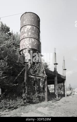Verlassenes Silo in einem alten Steinbruch in Consonno, der Geisterstadt in der Provinz Lecco, Lombardei, Italien. Stockfoto
