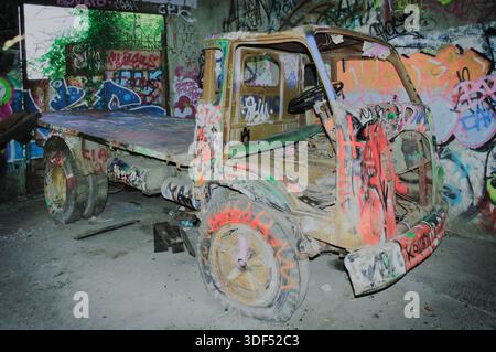 Olginate, Italien - 7. August 2020: Verlassener Truck in Consonno, der berühmten Geisterstadt in der Provinz Lecco, Lombardei, Italien. Stockfoto