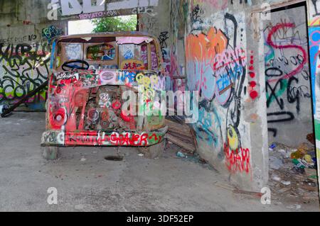 Olginate, Italien - 7. August 2020: Verlassener Truck in Consonno, der berühmten Geisterstadt in der Provinz Lecco, Lombardei, Italien. Stockfoto