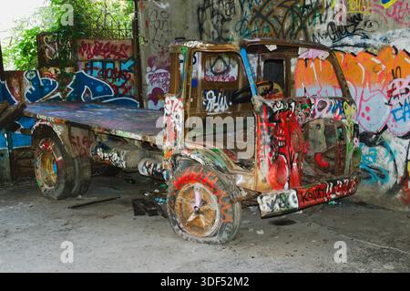 Olginate, Italien - 7. August 2020: Verlassener Truck in Consonno, der berühmten Geisterstadt in der Provinz Lecco, Lombardei, Italien. Stockfoto