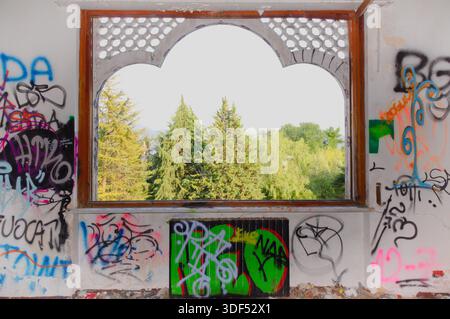 Fenster eines verlassenen Gebäudes in Consonno, der berühmten Geisterstadt in Olginate, Provinz Lecco, Lombardei, Italien. Stockfoto