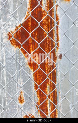 Abstract von rostendem Metall hinter einem Kettenglied-Zaun in Steveston British Columbia Kanada Stockfoto