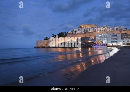 Abenddämmerung in der Altstadt von Peñiscola, Castellon de la Plana, valencianische Gemeinde, Spanien Stockfoto