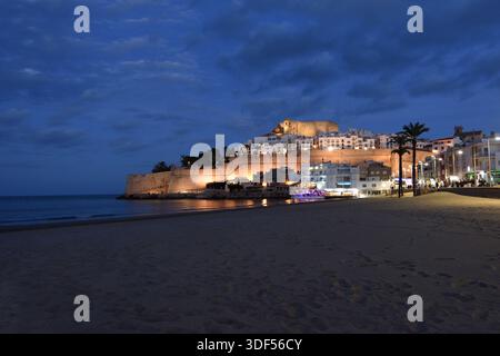 Abenddämmerung in der Altstadt von Peñiscola, Castellon de la Plana, valencianische Gemeinde, Spanien Stockfoto
