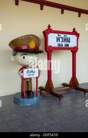 Beschilderung am Bahnhof Hua hin in Thailand Stockfoto