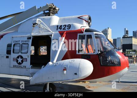 United States Coastguard Sikorsky HH-52A Seaguard Hubschrauber, ausgestellt auf Deck des Intrepid Sea Air & Space Museum in New York City, NY, USA Stockfoto