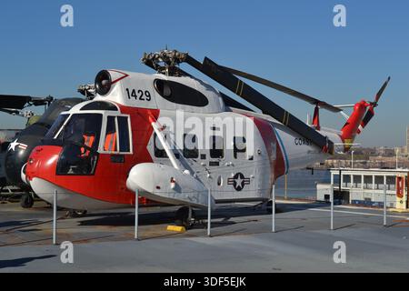 United States Coastguard Sikorsky HH-52A Seaguard Hubschrauber, ausgestellt auf Deck des Intrepid Sea Air & Space Museum in New York City, NY, USA Stockfoto