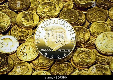 KIEW, UKRAINE - 13. DEZEMBER 2025 Trump Goldmünze auf glänzenden goldenen Münzen Hintergrunddruck Nahaufnahme Stockfoto