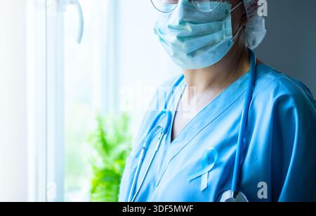 Professionelle Ärztin trägt medizinische Maske mit Stethoskop um den Hals, horizontales Banner Nahaufnahme Porträt des Gesundheitspersonals. Stockfoto